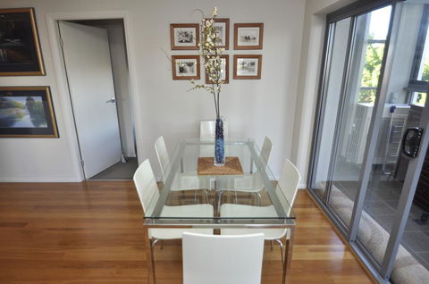 NORTH SYDNEY FULLY SELF CONTAINED MODERN 2 BED APARTMENT (16WAL) - Australian Destinations 1