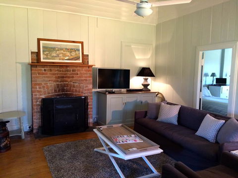Old Schoolmaster's Cottage On The Barrington River - Australian Destinations 2
