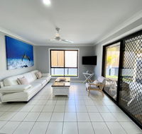 STYLISH RESIDENCE LARGE PRIVATE YARD - CLOSE TO DREAMWORLD - Australian Destinations