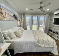 STYLISH UNIT - CLOSE TO DREAMWORLD - Australian Destinations