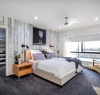 Sunset Penthouse Couples Retreat close to Airlie Beach Champagne on arrival - Australian Destinations