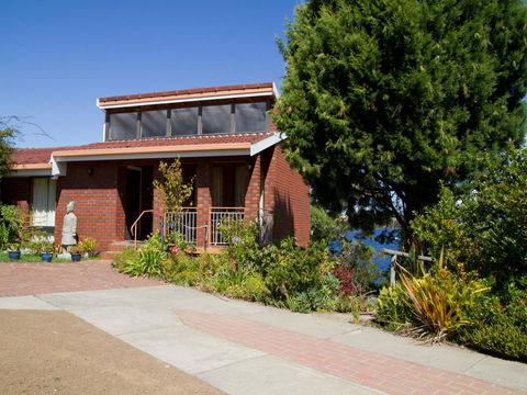 Derwent Retreat - Australian Destinations 1