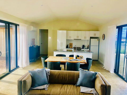 EMBRACING EVANDALE - Hosted By L'Abode Accommodation - Australian Destinations 2