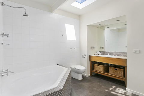 Front Beach House - Australian Destinations 22