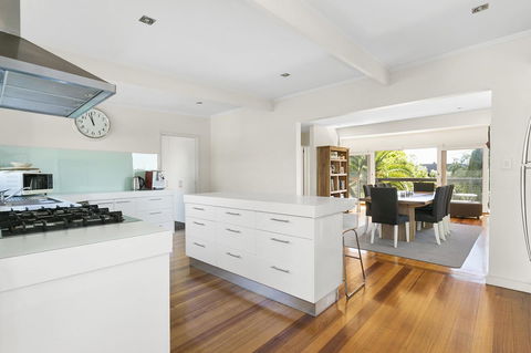 Front Beach House - Australian Destinations 3