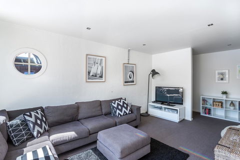 Front Beach House - Australian Destinations 10