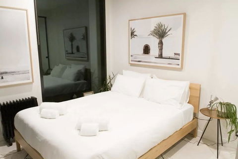 Trendy 1 Bedroom Apartment In The Heart Of Collingwood - Australian Destinations 2