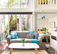 Trendy Loft Near Smith St. with Cosy Courtyard and Parking - Australian Destinations