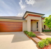 Newington Lakehouse - Australian Destinations