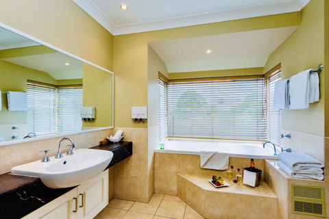 Ambassador On Ruthven - Australian Destinations 21