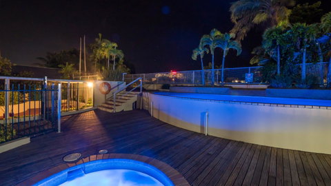 Sunshine Tower Hotel - Australian Destinations 12