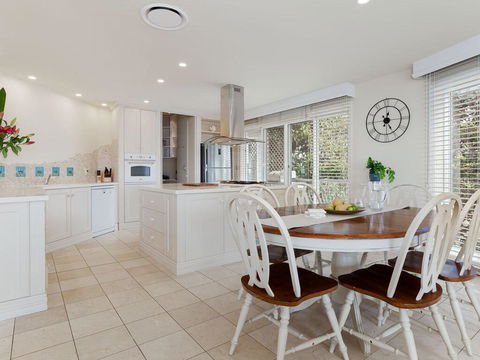 'Baylife Villa' 4a Warruga St - Large Home With WIFI, Netflix, Aircon, Linen & Spectacular Views - Australian Destinations 3