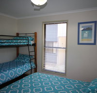 1 Naiad Court - Lowset family home with swimming pool and covered deck. Pet friendly - Australian Destinations