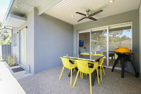 18 On Rayner - Swish Apartment Myrtleford - Australian Destinations 3