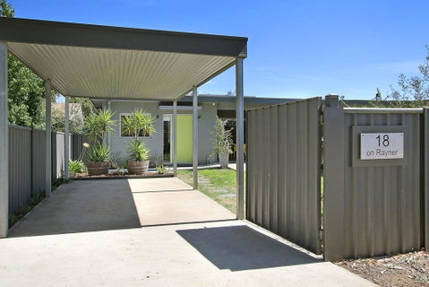 18 On Rayner - Swish Apartment Myrtleford - Australian Destinations 2