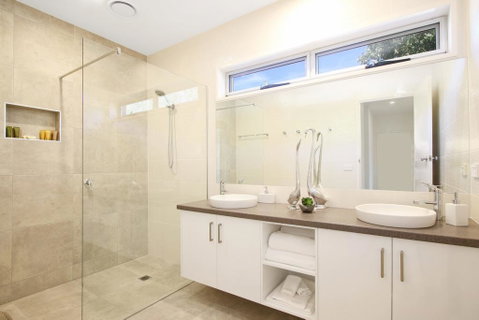 18 On Rayner - Swish Apartment Myrtleford - Australian Destinations 0