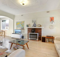 4 MONTROSE AVE - retro home in the heart of town - Australian Destinations