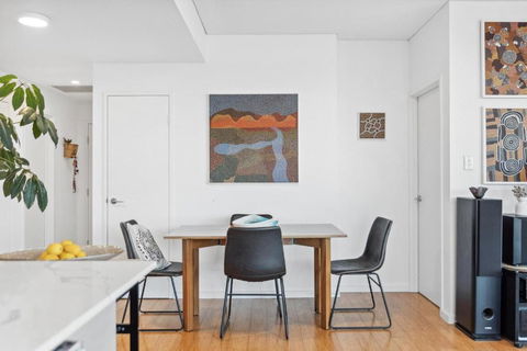 EAST34/60 - Urban Sanctuary - Australian Destinations 2