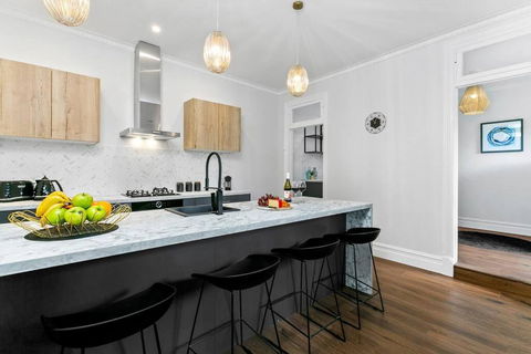EDW19 - Stylish 2-Bed, 2-Bath Townhose In Drummoyne - Australian Destinations 0