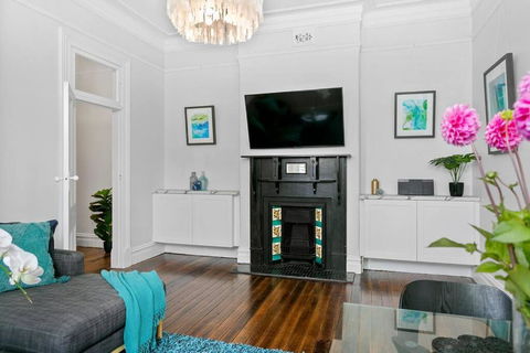 EDW19 - Stylish 2-Bed, 2-Bath Townhose In Drummoyne - Australian Destinations 2