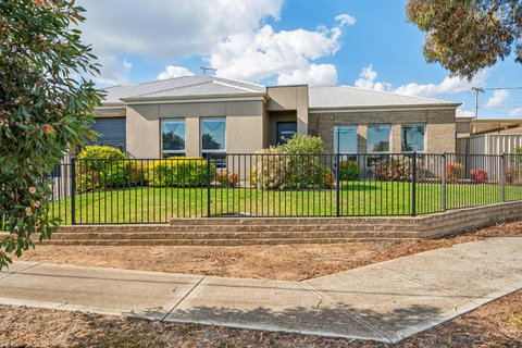 Enfield Executive - Australian Destinations 0