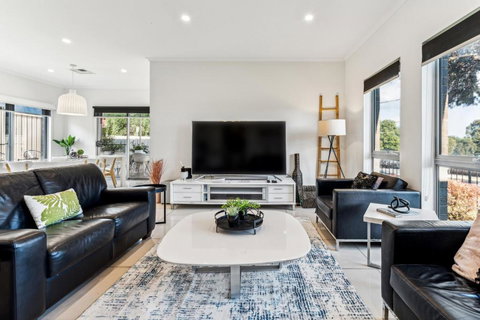 Enfield Executive - Australian Destinations 4