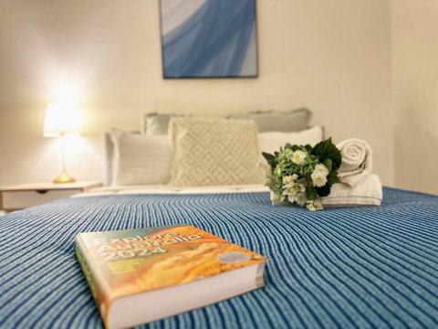 FC104 -1 BATH 2 BR Modern Oasis With, Pool & Gym - Australian Destinations 2