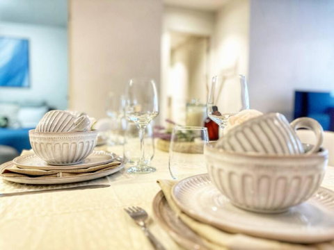 FC104 -1 BATH 2 BR Modern Oasis With, Pool & Gym - Australian Destinations 4