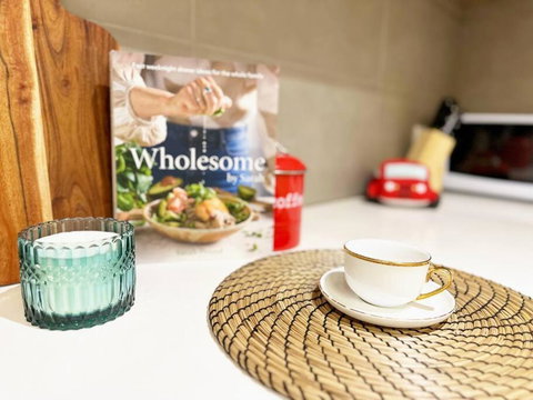 FC104 -1 BATH 2 BR Modern Oasis With, Pool & Gym - Australian Destinations 3