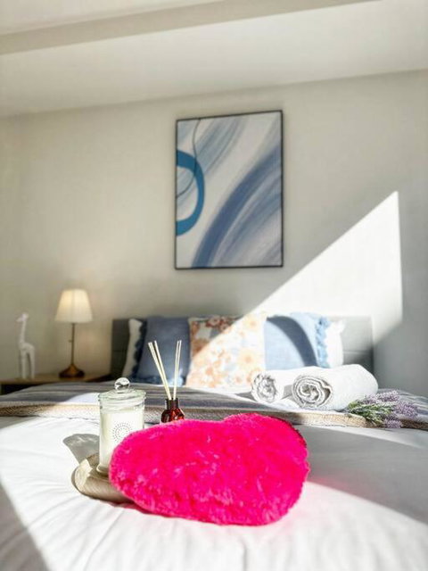 FC104 -1 BATH 2 BR Modern Oasis With, Pool & Gym - Australian Destinations 0