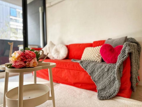 FC104 -1 BATH 2 BR Modern Oasis With, Pool & Gym - Australian Destinations 1