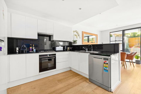 Fab Bondi 2-Bed With Courtyard & Alfresco Dining - Australian Destinations 3