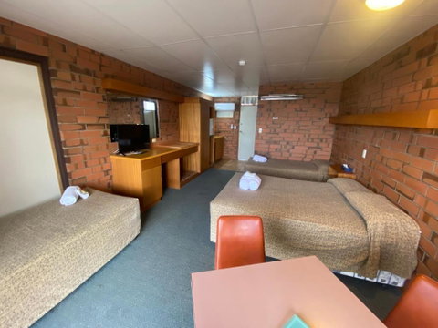 Hawker Hotel Motel - Australian Destinations 1