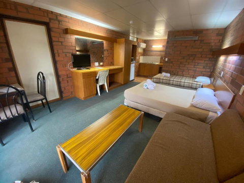 Hawker Hotel Motel - Australian Destinations 3