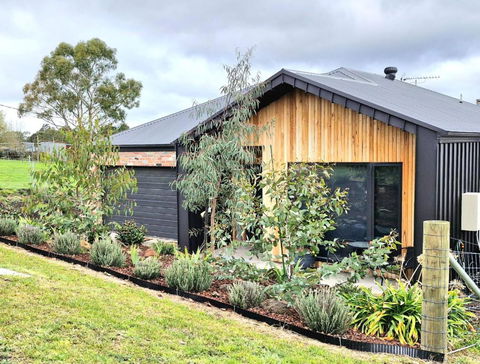 Hilltop Retreat Creswick - Australian Destinations 2