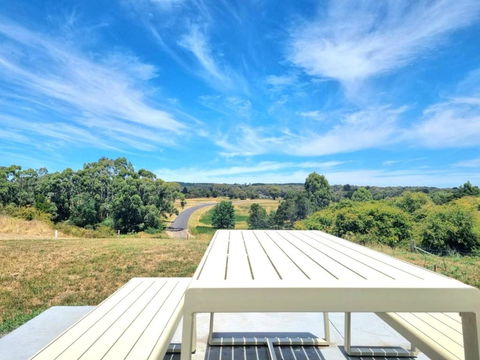 Hilltop Retreat Creswick - Australian Destinations 0
