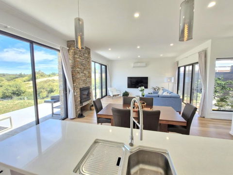 Hilltop Retreat Creswick - Australian Destinations 1