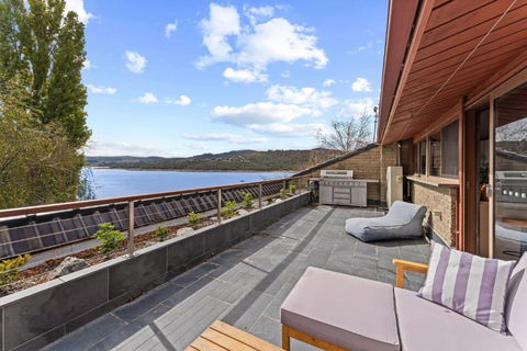 Ibis On Lake Jindabyne - Australian Destinations 1