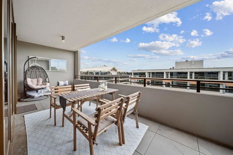 Impeccable 1-Bed With Alfresco Dining In Barton - Australian Destinations 1