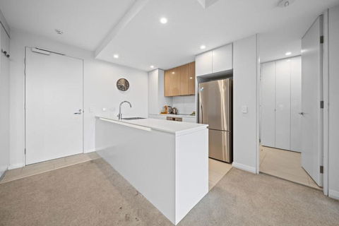 Impeccable 1-Bed With Alfresco Dining In Barton - Australian Destinations 2