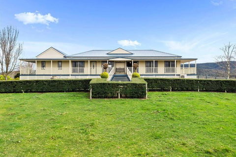 IRONBARK FARM Farmhouse On 52 Acres In The Scenic Yarra Valley - Australian Destinations 0