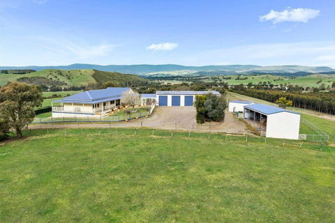 IRONBARK FARM Farmhouse On 52 Acres In The Scenic Yarra Valley - Australian Destinations 1
