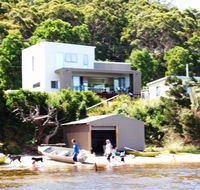 Amazing Ansons Bay Absolute Waterfront Beach House - Australian Destinations