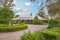 Book Crows Nest Accommodation Vacations Australian Destinations Australian Destinations