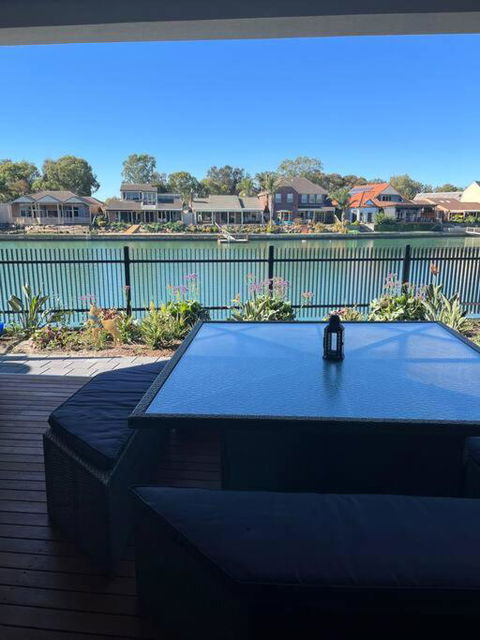 Luxury On The Lake - Australian Destinations 1