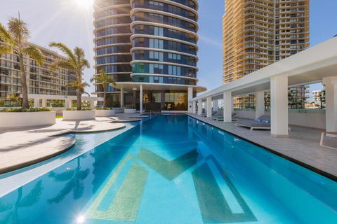 Meriton Suites Surfers Paradise - Australian Destinations 1