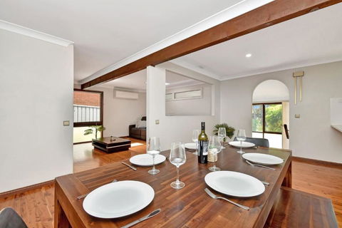 NEW PropertyBreezy Bayside Haven At Brightwaters - Australian Destinations 1