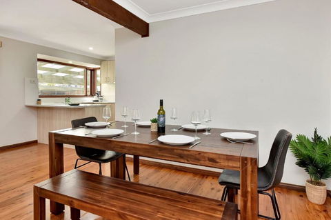 NEW PropertyBreezy Bayside Haven At Brightwaters - Australian Destinations 3