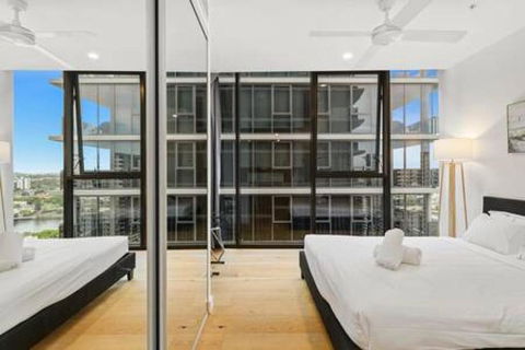 NEW Centrally Located High Level Studio Apartment - Australian Destinations 1