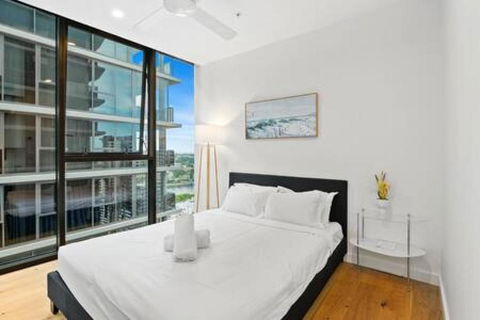 NEW Centrally Located High Level Studio Apartment - Australian Destinations 3